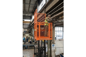 Mobiliario industrial y trabajos en altura: el papel de cestas, jaulas y plataformas